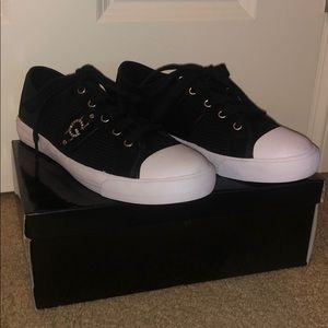 LOW TOP GUESS SHOES